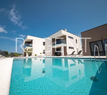 Zadar, Vrsi – trosobni apartmani s bazenom i pogledom na more - cover