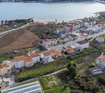 Trogir, građevinsko zemljište za 5 zgrada, 30 stanova, 2.810 m2 - cover