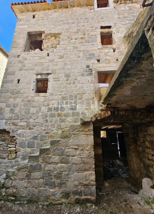 Kaštel Stari - kamena kuća sa dvorom u centru mjesta - cover