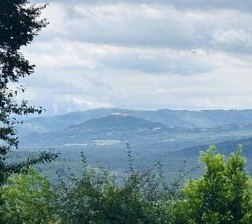 Istra, Krasica, građevinska parcela 500m2, kuća 107 m2 za renovaciju - cover