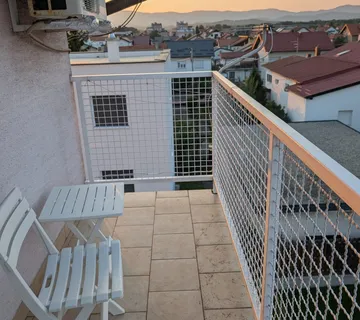 Dvosoban stan s balkonom u središtu Sesveta - cover