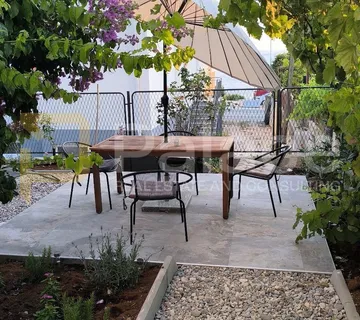 Novouređen 2-sobni stan 54,63 m2 s vrtom i pogledom na more, Podstrana - Podstrana - Miljevac, Podstrana