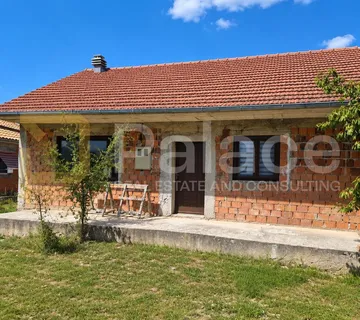Samostojeća kuća na lijepoj parceli, NP Krka - Oklaj, Promina