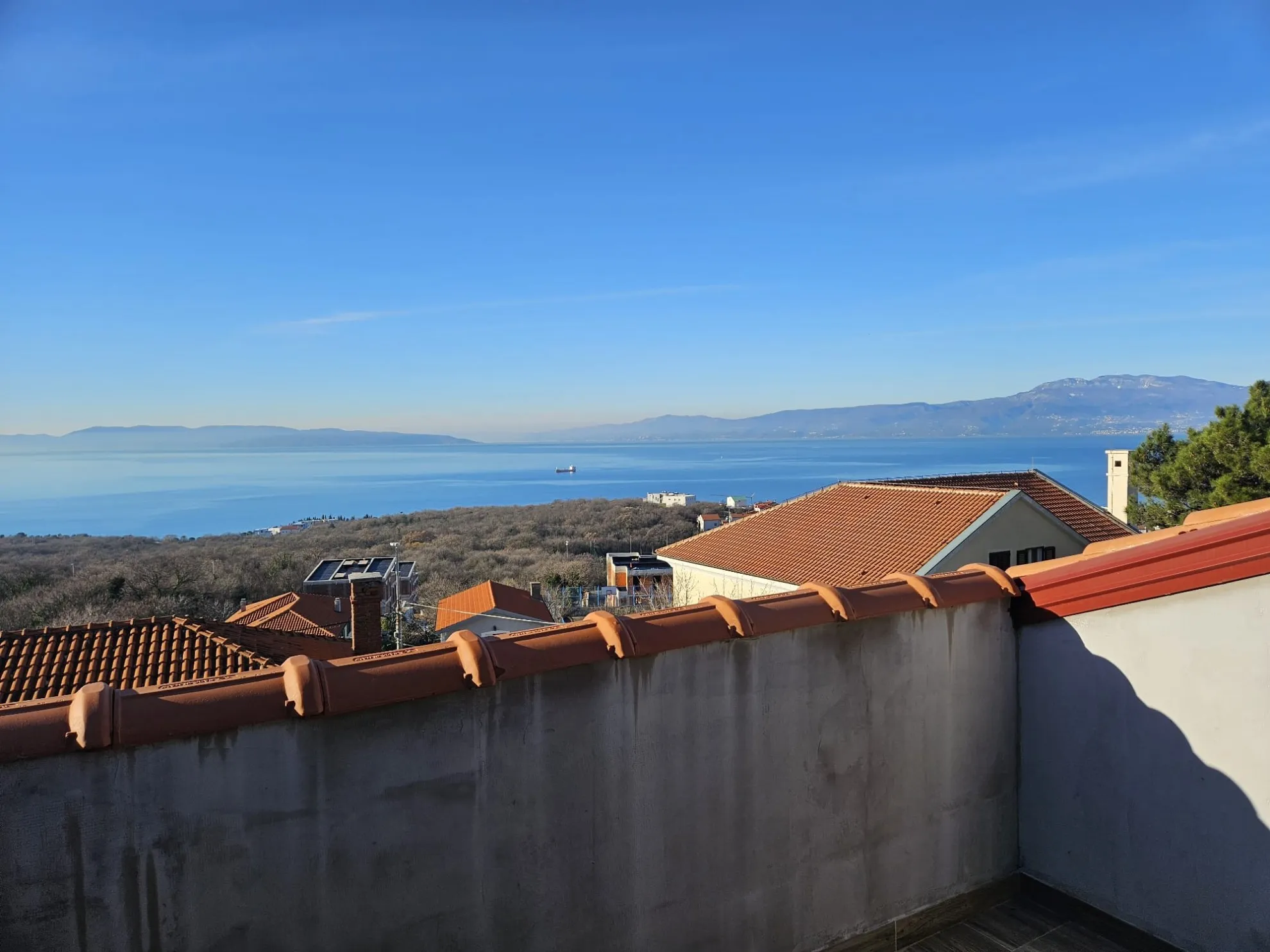 Kuća s okućnicom u Kostreni idealna za turistički najam, 210m2+140m2 - cover