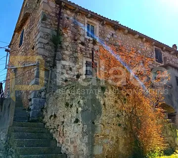 Kamena kuća za renovaciju, veliki potencijal - Hvar - cover