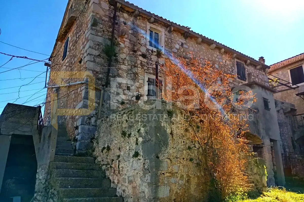Kamena kuća za renovaciju, veliki potencijal - Hvar - cover