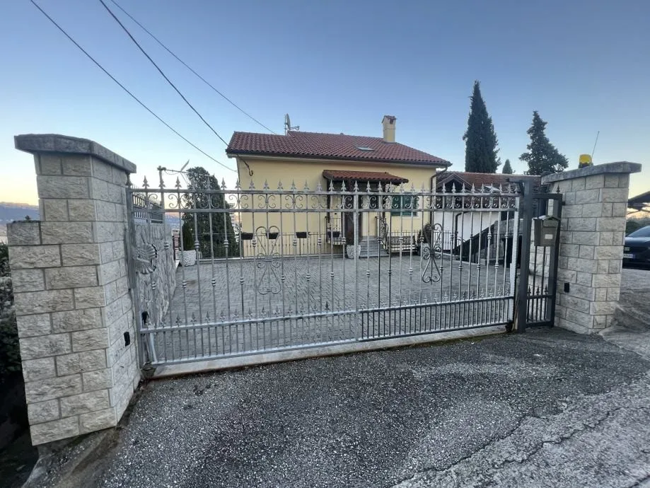 Predivna kuća s tri apartmana u centru grada, 150m od mora, Opatija - cover