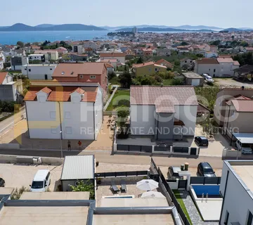 Moderna kuća s bazenom u Vodicama - Vodice