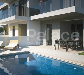 Vrsi : Stan s tri spavaće sobe i bazenom 120 m2 - cover