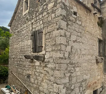 Sniženo! Kamena kuća za renovaciju na odličnoj lokaciji, otoku Zlarinu - cover