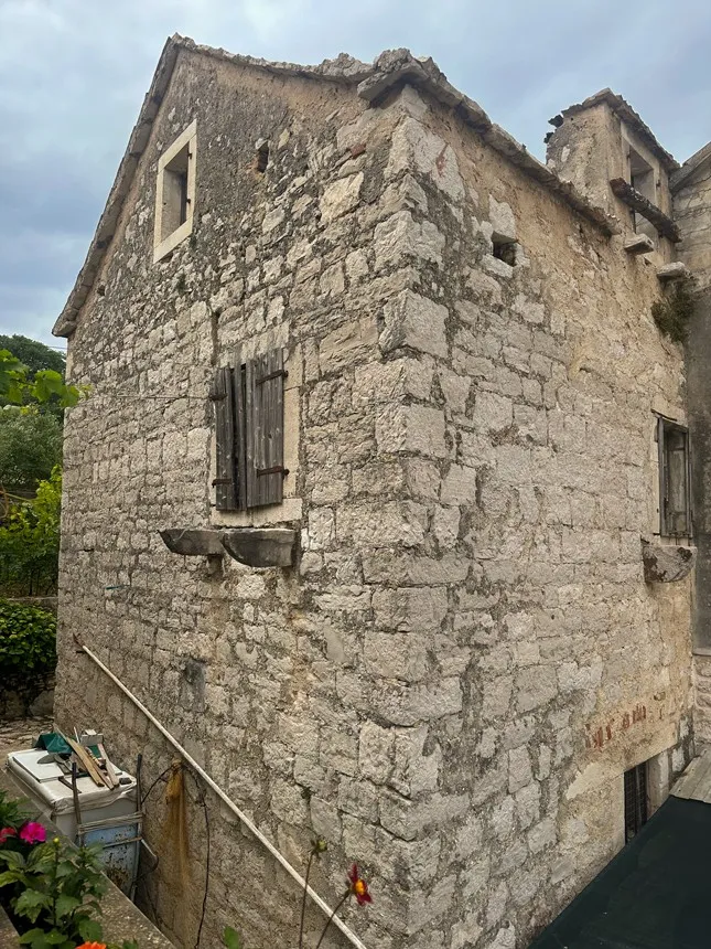 Sniženo! Kamena kuća za renovaciju na odličnoj lokaciji, otoku Zlarinu - cover