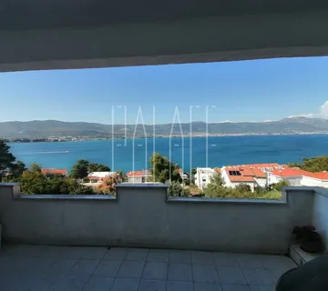 Dva stana s panoramskim pogledom na trogirski zaljev: otok Čiovo - cover
