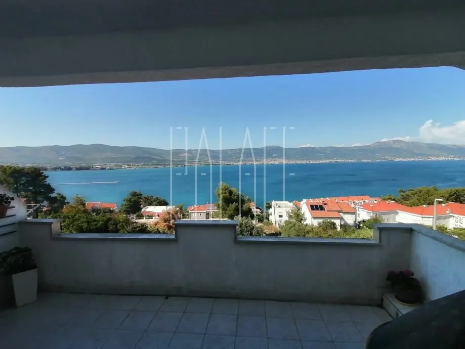 Dva stana s panoramskim pogledom na trogirski zaljev: otok Čiovo - cover