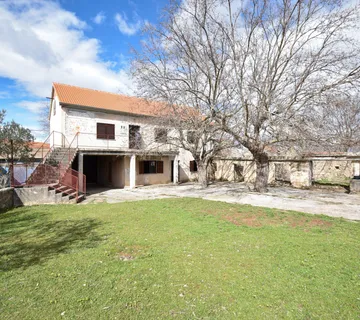 Perspektivna kuća s velikim dvorištem: Bribir, 150.00 m2 - cover