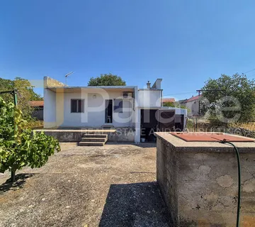 Kuća okružena prirodom s velikom okućnicom i maslinama, Gaćelezi - Gaćelezi, Vodice