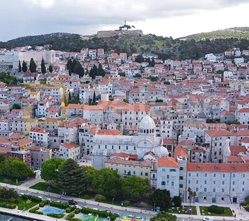 Atraktivno poljoprivredno zemljište u Šibeniku - Grad