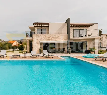 Mediteranska vila u srcu zelene oaze - cover