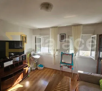Renoviran stan 53 m² s parkingom i vrtom, Kaštel Sućurac - cover