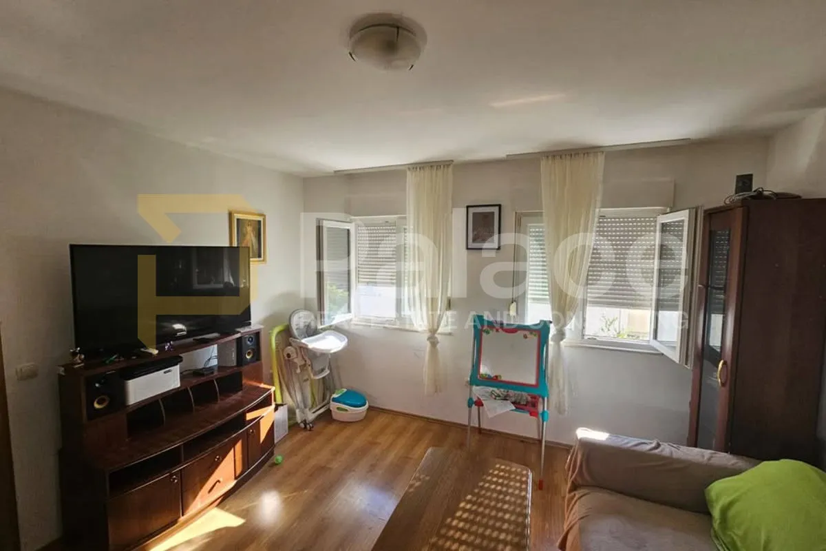 Renoviran stan 53 m² s parkingom i vrtom, Kaštel Sućurac - cover