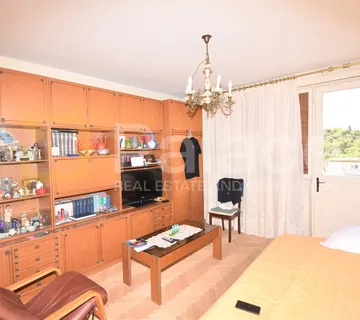 Trosoban stan za dugoročan najam radnicima s garažom, Šibenik, 70 m2