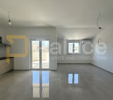 Kuća s 2 stana i studio apartmanom, odlična prilika - Šišan - cover