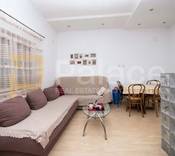 Useljivi stan u visokom prizemlju s pogledom, Šibeniku, Škopinac 93 m2