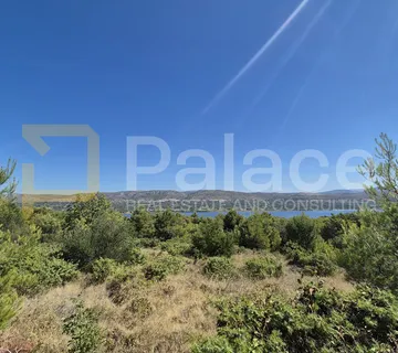Poljoprivredno zemljište s pogledom na more, 9763m2 - Jadrtovac