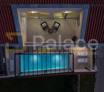 Luksuzna vila u centru Nina – prvi red do mora