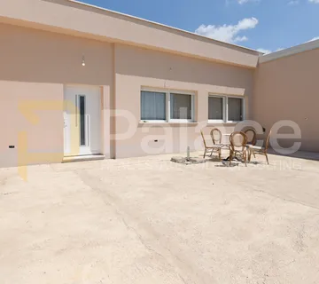 Prekrasna moderna prizemnica s okućnicom u Šibeniku, 196,25 m2 - cover