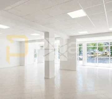 Poslovno-prodajni prostor sa skladištem i parkingom, 335 m² - Split
