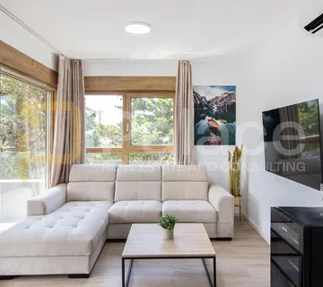 POVLJANA : Namješten jednosoban stan 10m od mora 43,21 m2