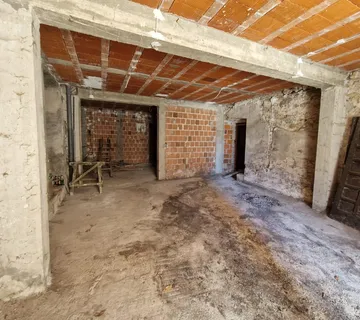 Poslovni prostor za adaptaciju u centru Drniša; 125m2