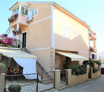 Kuća u centru Vodica s 5 apartmana i dvorištem 263.00 m2 - Vodice
