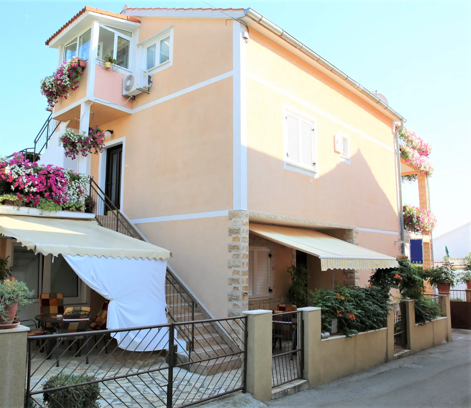Kuća u centru Vodica s 5 apartmana i dvorištem 263.00 m2 - cover