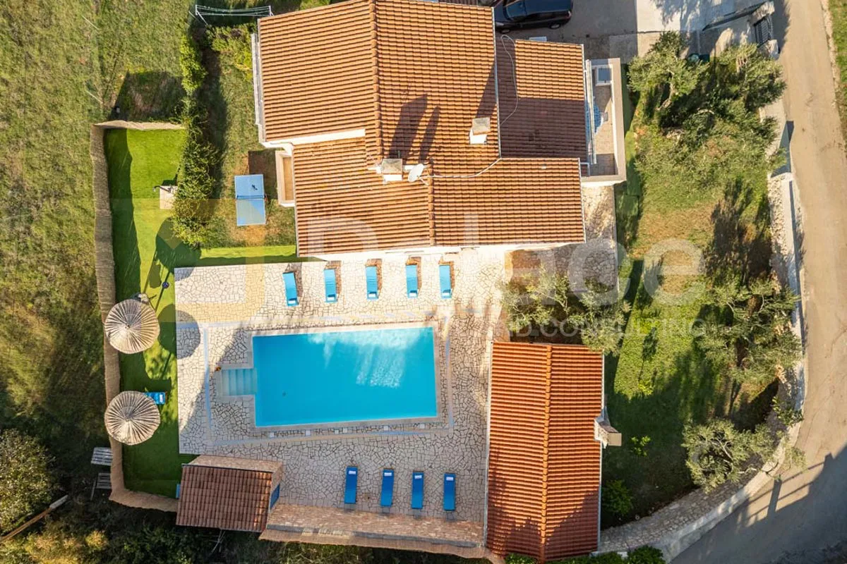 MRLJANE : Vila s bazenom i ljetnom kuhinjom na iznimnoj lokaciji - cover
