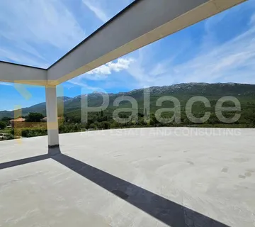 Dugopolje, dvosoban stan od 120m2, s terasama, garažom i parkingom