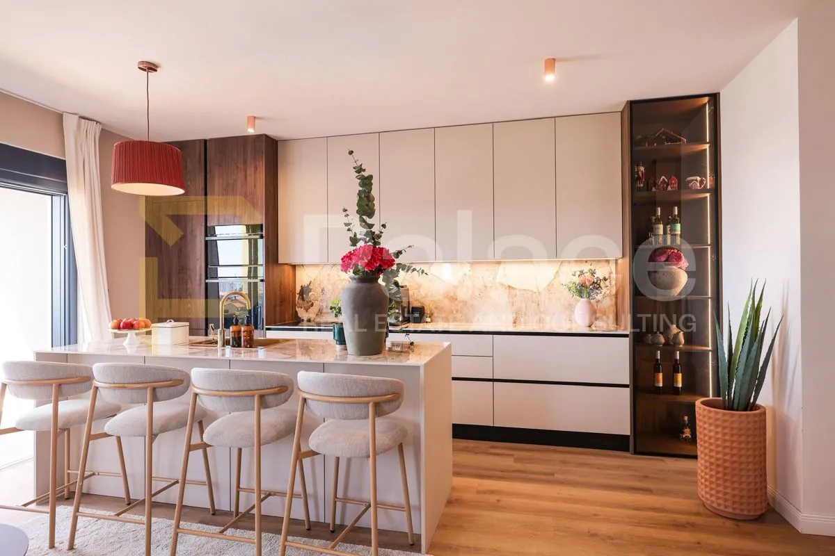 Luksuzno uređen penthouse sa krovnom terasom Višnjik 108m2 - cover