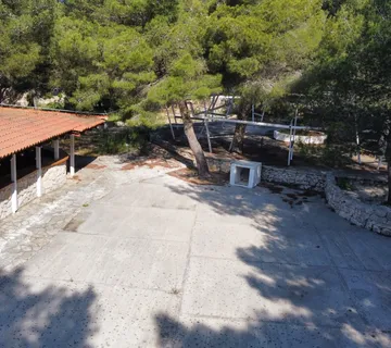 Atraktivan noćni klub uz plažu na terenu od 5038 m2, Pirovac - cover