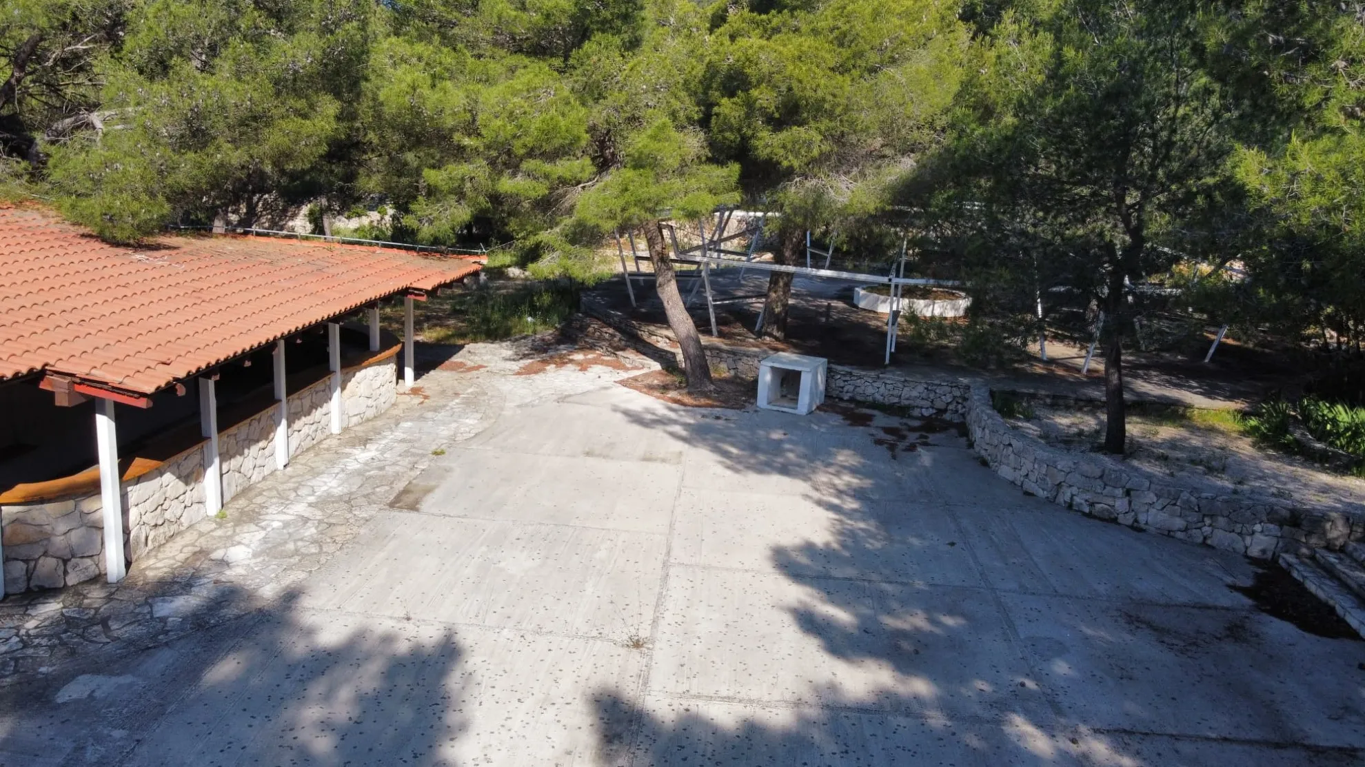 Atraktivan noćni klub uz plažu na terenu od 5038 m2, Pirovac - cover