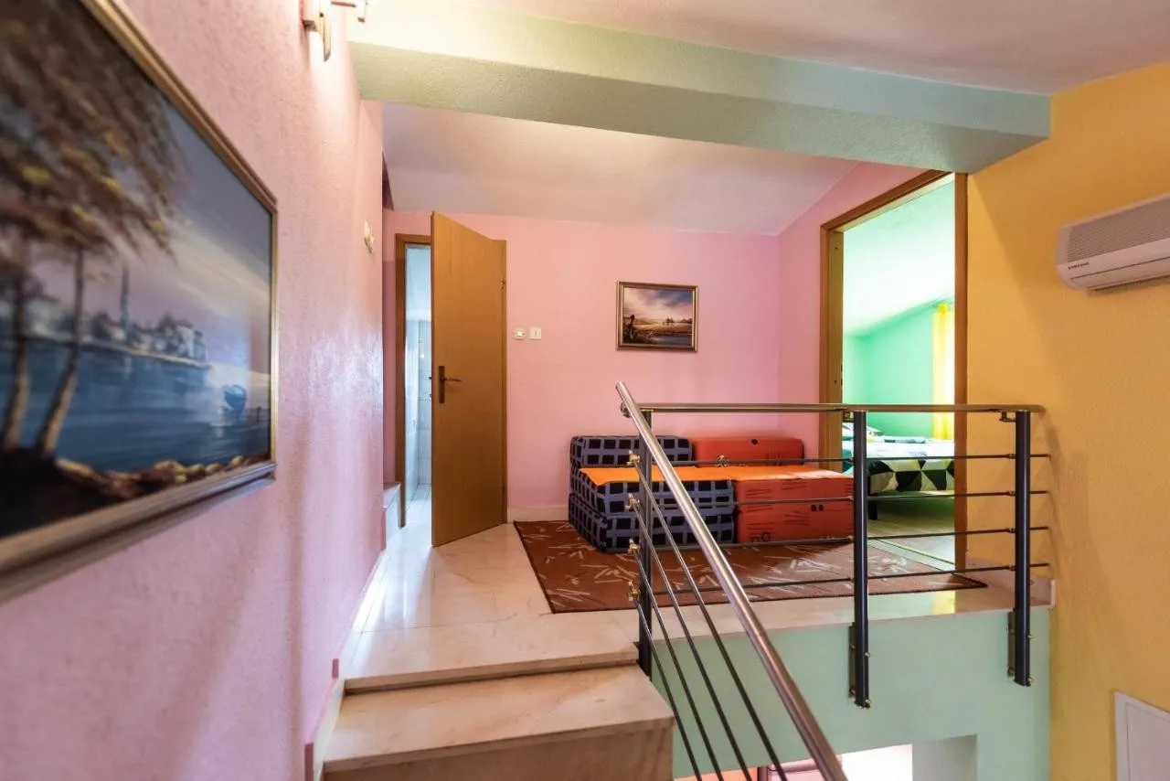 Predivna vila s apartmanima i s bazenom, Vinišće - cover