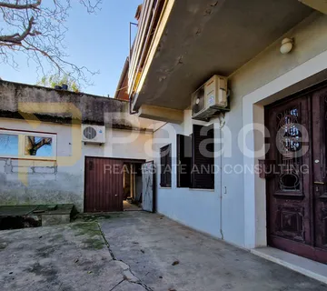 Prizemlje kuće s garažom, okućnicom i studio apartmanom u Kastvu - cover