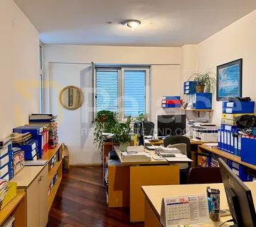 Uredski prostor s odvojenom garsonijerom i dva ulaza - Dubrovnik, centar - cover