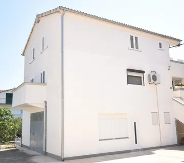 Uređena kuća blizu mora s 2 stana i garažom, Raslina 309 m2 - cover