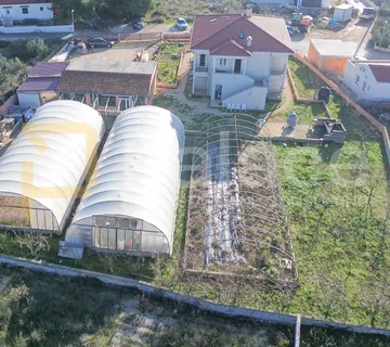 PRILIKA Građevinsko zemljište pravilnog oblika uz cestu,1256 m2 Vodice