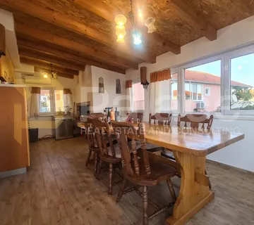 Prekrasan postran trosoban stan s kaminom, Okrug Gornji - Okrug Gornji, Okrug