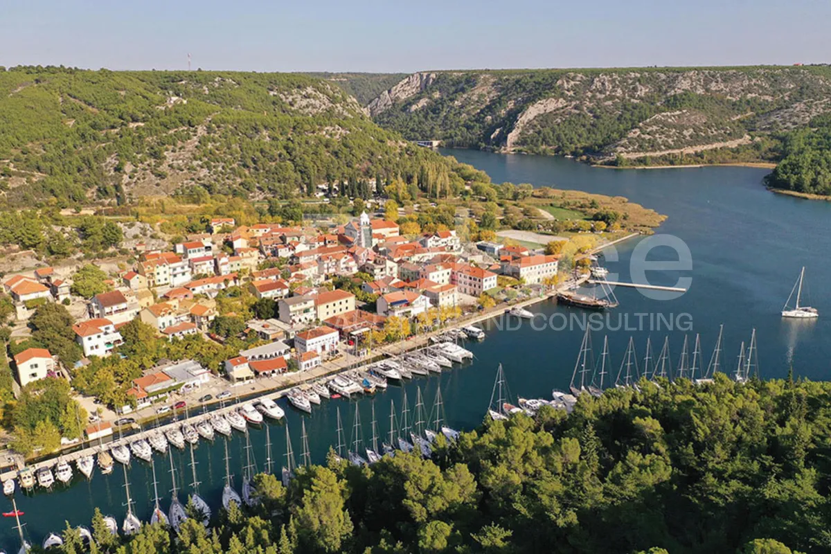 Novouređeni i opremljeni hotel u Skradinu 812 m2 - cover
