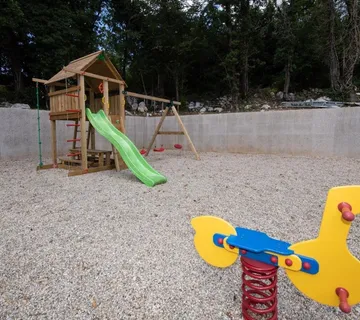 Prostrana kuća s velikom građevinskom okućnicom od 6000m2, Kastav