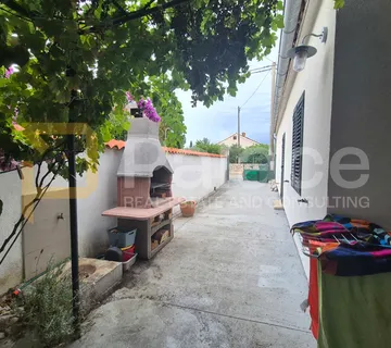 Kuća u Grbama – 75 m², garaža, dvorište, 1,2 km od mora - Vrsi
