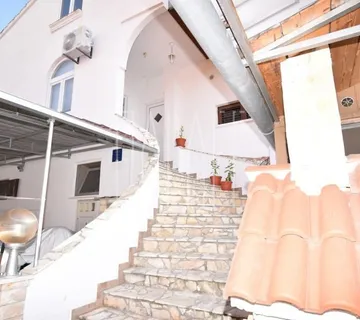 Stan na katu kuće s pogledom na more, Vodice, 89.00 m2