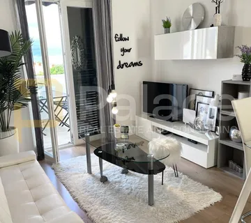 Novouređen stan u Supetru – 2 sobe, balkon, parking, pogled na more - cover